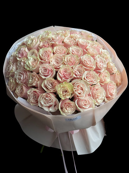Buchet din 51 trandafiri roz cu livrare gratuita in Oradea.