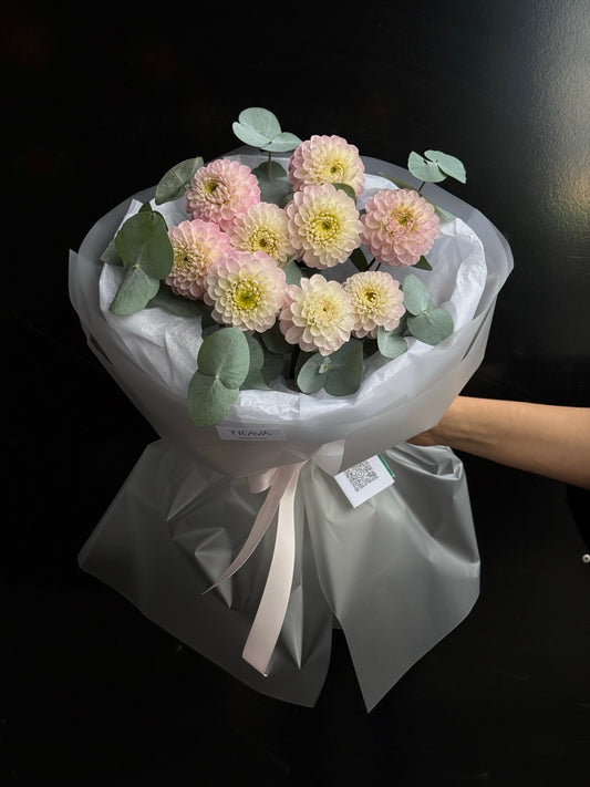 Buchet de 9 dalii pastel cu frunze de eucalipt, livrare flori la domiciliu Oradea