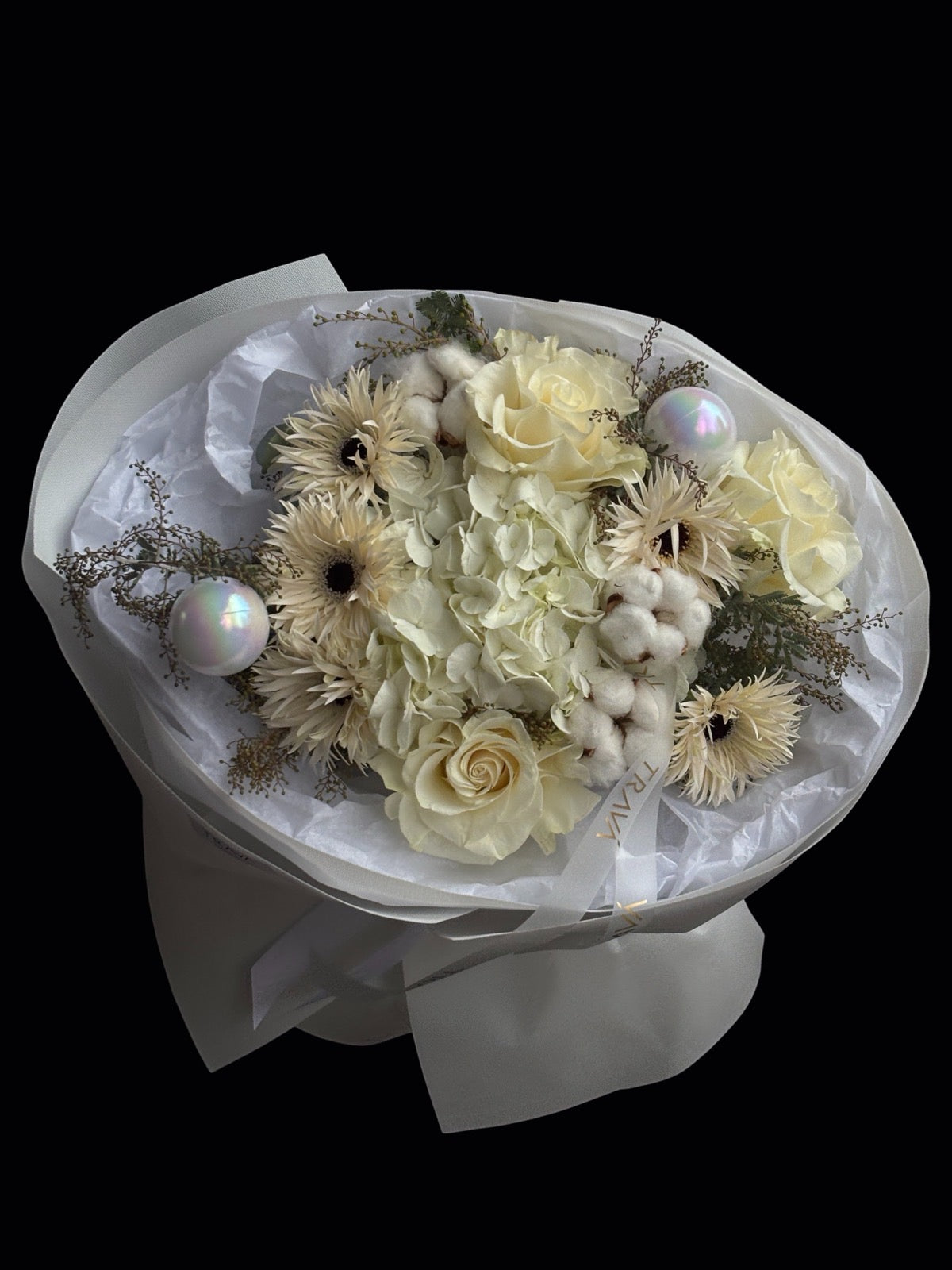 Buchetului alb de iarnă cu hortensie, trandafiri albi, gerbera crem, bumbac și globuri, Trava Atelier Floral Oradea, livrare gratuita la domiciliu in Oradea.