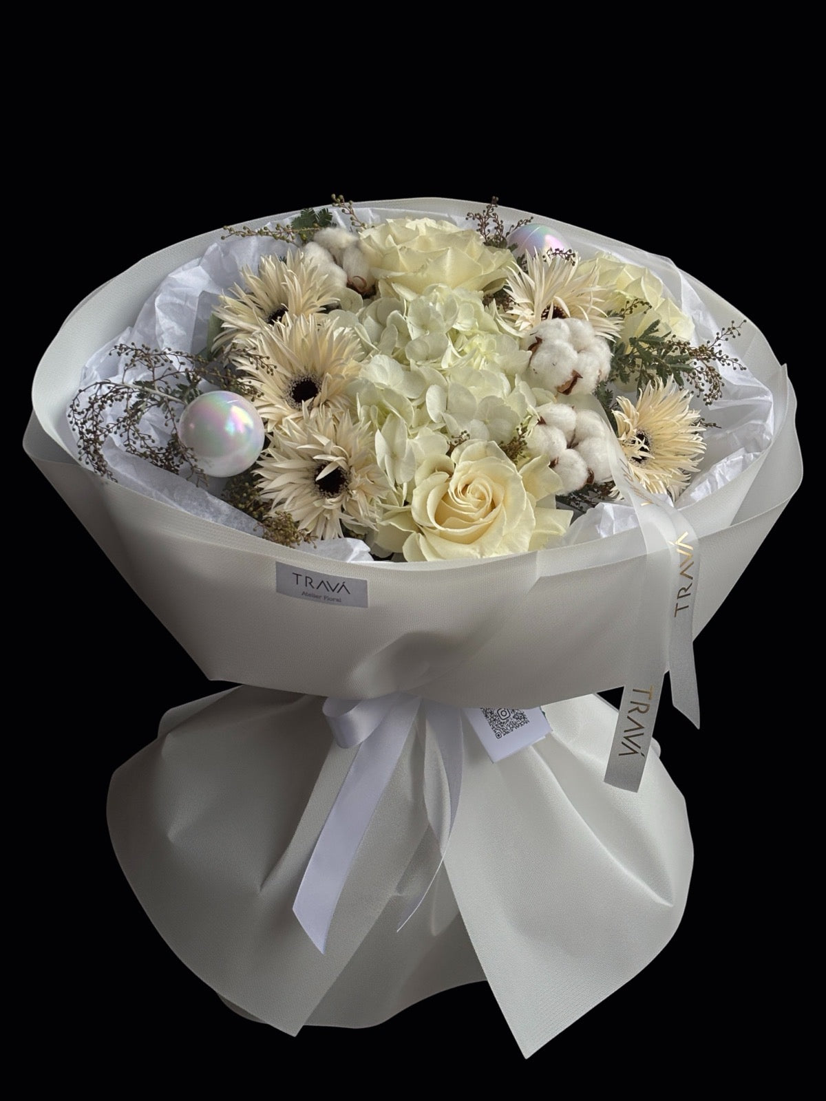 Buchet alb de iarnă cu hortensie, gerbera crem, trandafiri albi, bumbac și globuri festive, realizat de Trava Atelier Floral Oradea.