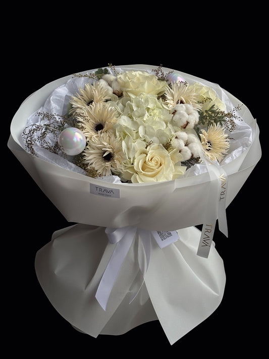 Buchet alb de iarnă cu hortensie, gerbera crem, trandafiri albi, bumbac și globuri festive, realizat de Trava Atelier Floral Oradea.