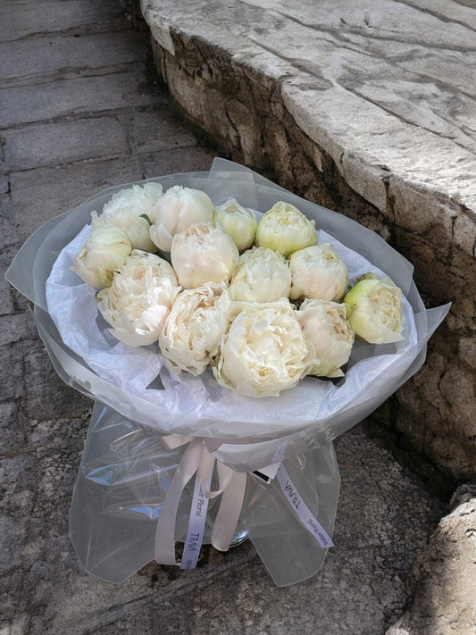 Buchet elegant de bujori albi proaspeți, livrare flori la domiciliu Oradea – TRAVÁ Atelier Floral