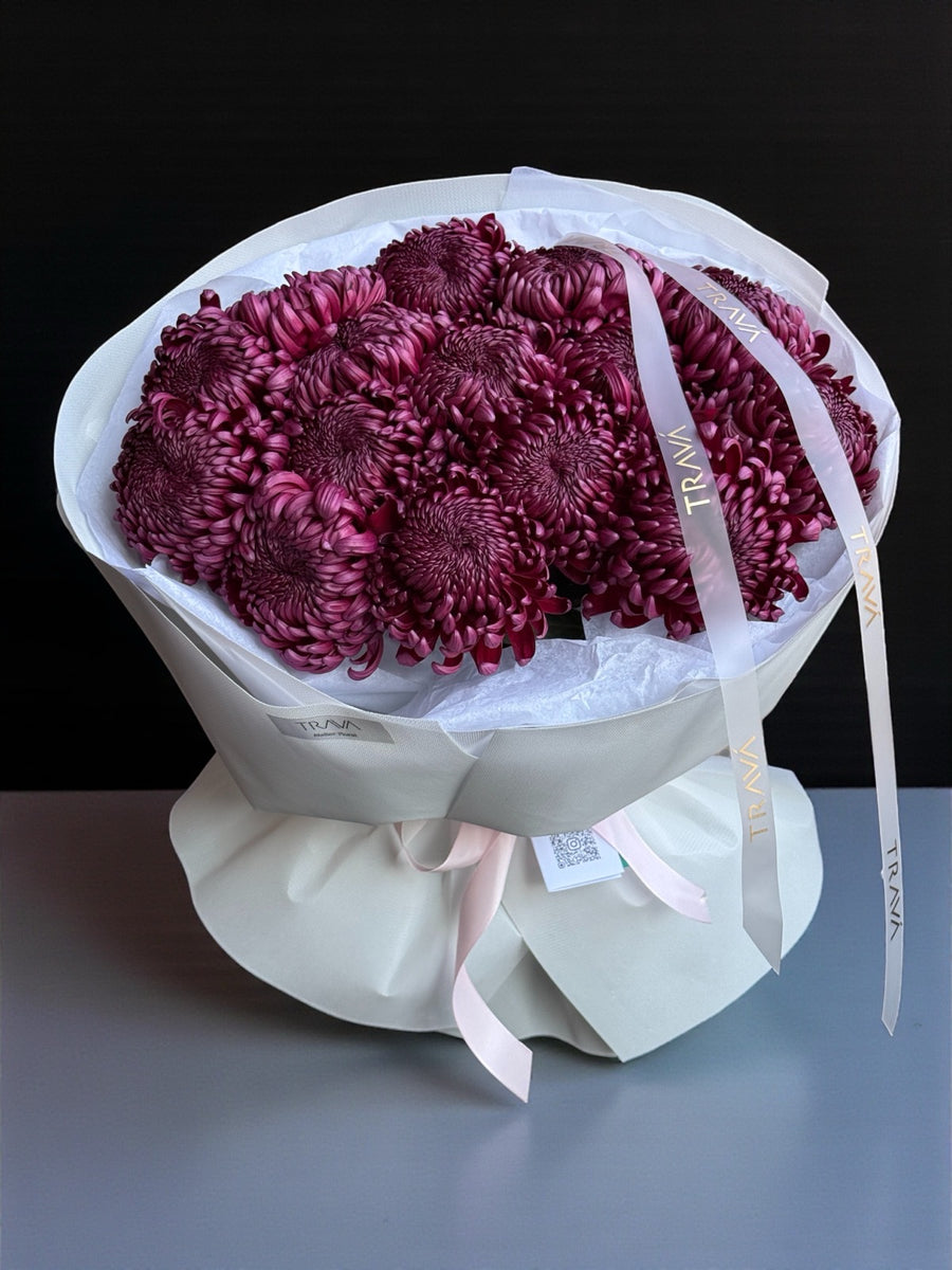 Buchet elegant de crizanteme mov realizat de TRAVA Atelier – florarie Oradea, livrare flori Oradea și surprize la domiciliu cu rafinament.