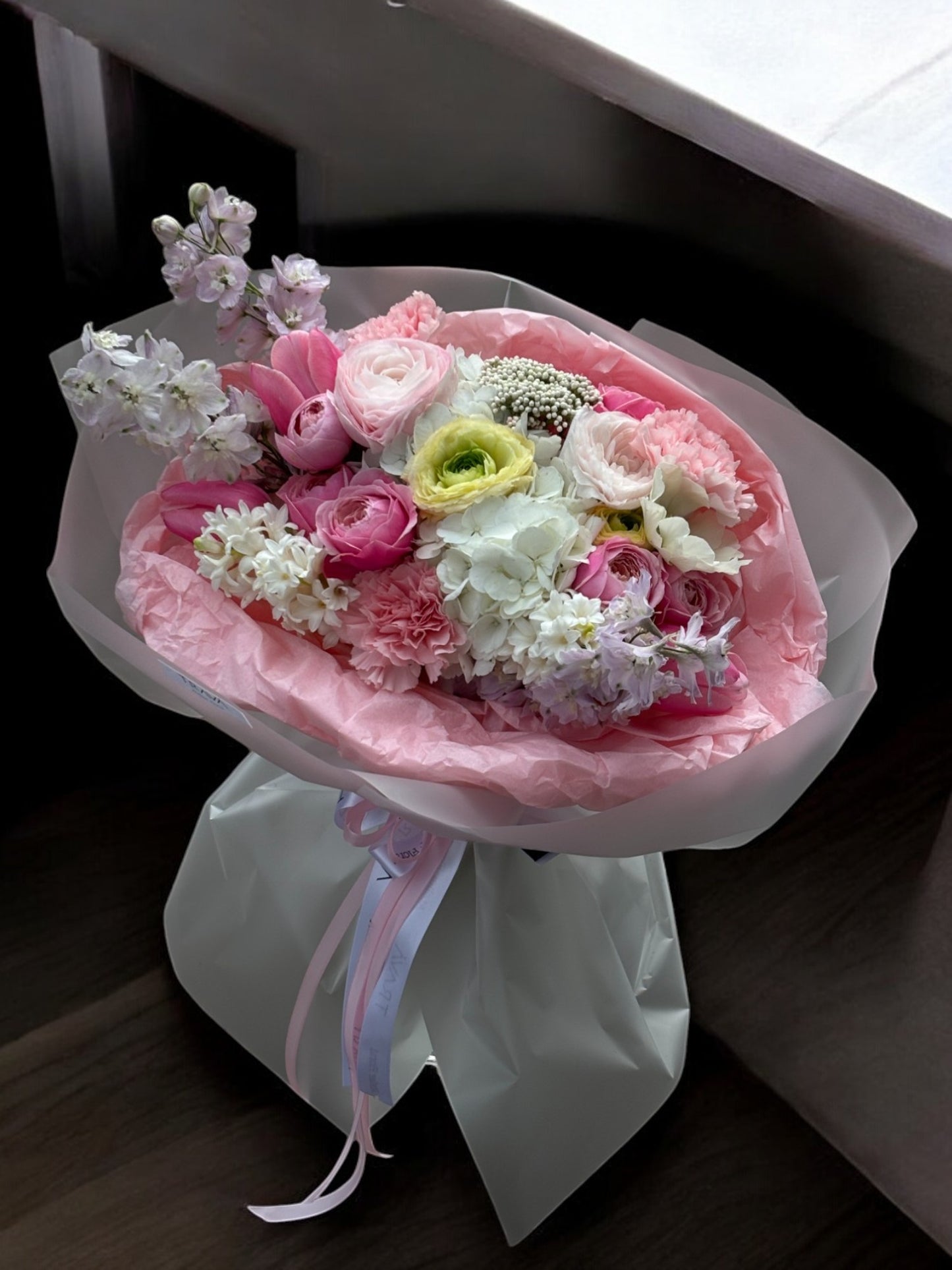 Buchet rafinat cu hortensie albă, ranunculus și zambile, perfect pentru surprize la domiciliu. Livrare flori rapidă în Oradea de la florăria Trava.