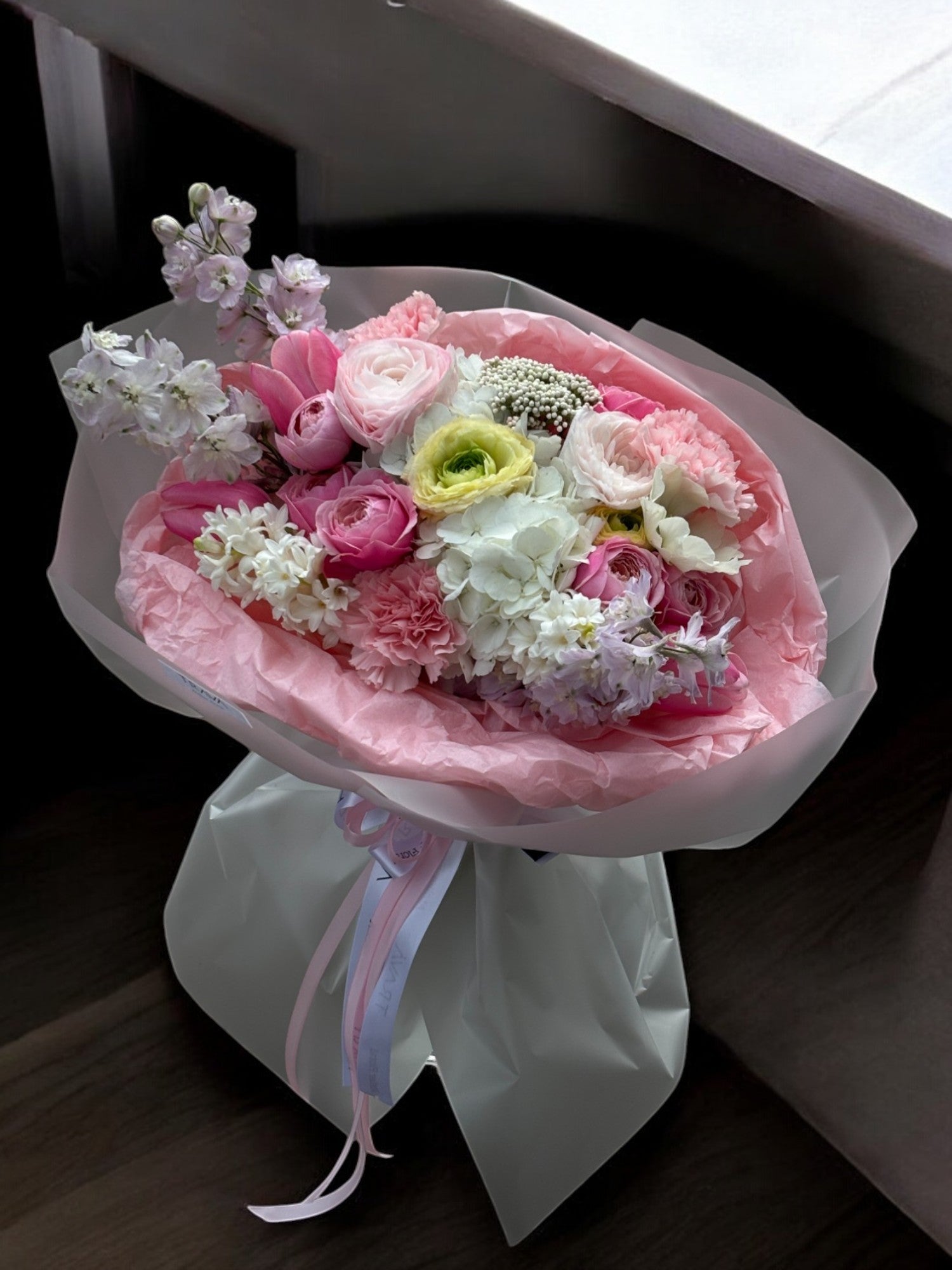 Buchet rafinat cu hortensie albă, ranunculus și zambile, perfect pentru surprize la domiciliu. Livrare flori rapidă în Oradea de la florăria Trava.