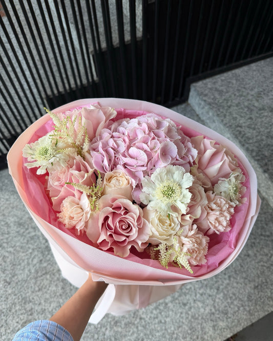 Buchet de flori cu hortensie roz, trandafiri pastel și scabiosa albă, realizat de florărie din Oradea TRAVA