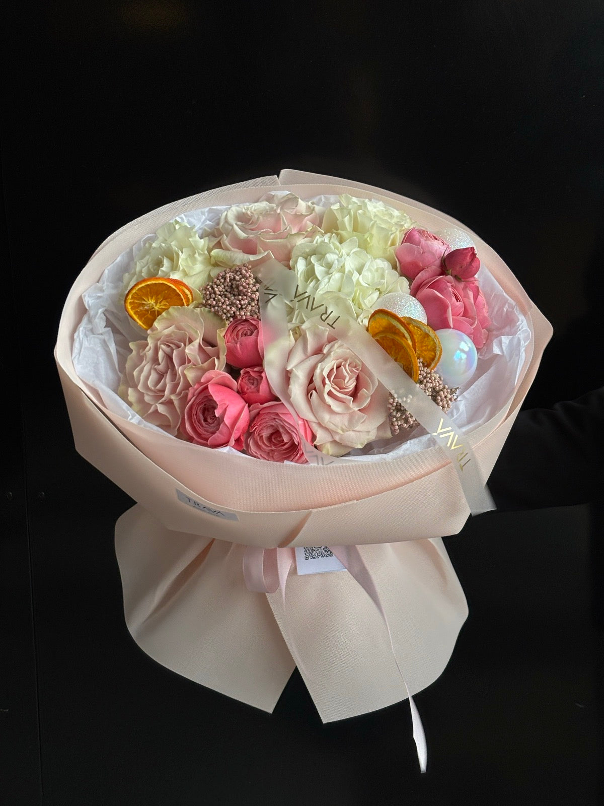 Buchet de Iarnă în nuanțe de alb și roz, cu portocale uscate și globuri decorative, TRAVA Oradea.