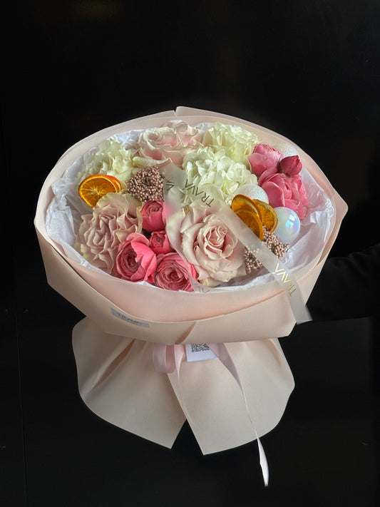 Buchet de Iarnă în nuanțe de alb și roz, cu portocale uscate și globuri decorative, TRAVA Oradea.