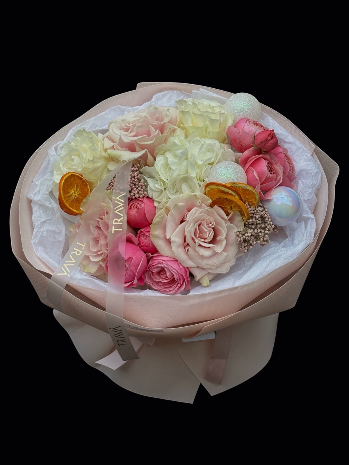 Buchet de Iarnă cu hortensie albă, trandafiri roz și detalii festive, realizat de TRAVA.