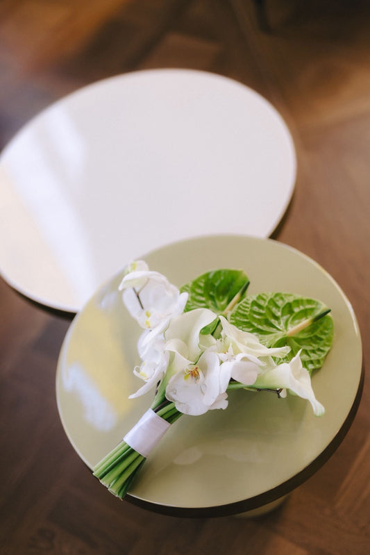 Buchet de flori pentru mireasă cu orhidee albe și anthurium verde, florărie online Oradea TRAVA
