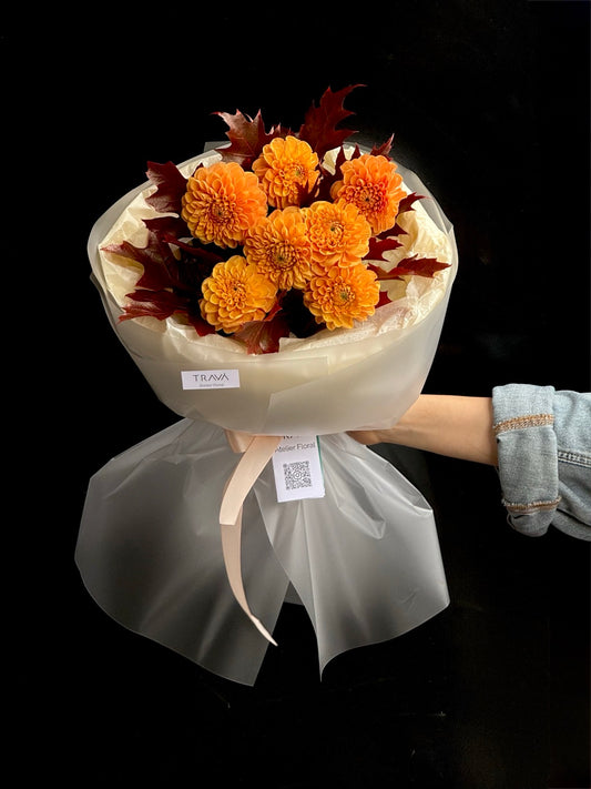 Buchet de toamnă cu dalii portocalii și frunze de stejar, disponibil pentru livrare flori la domiciliu în Oradea