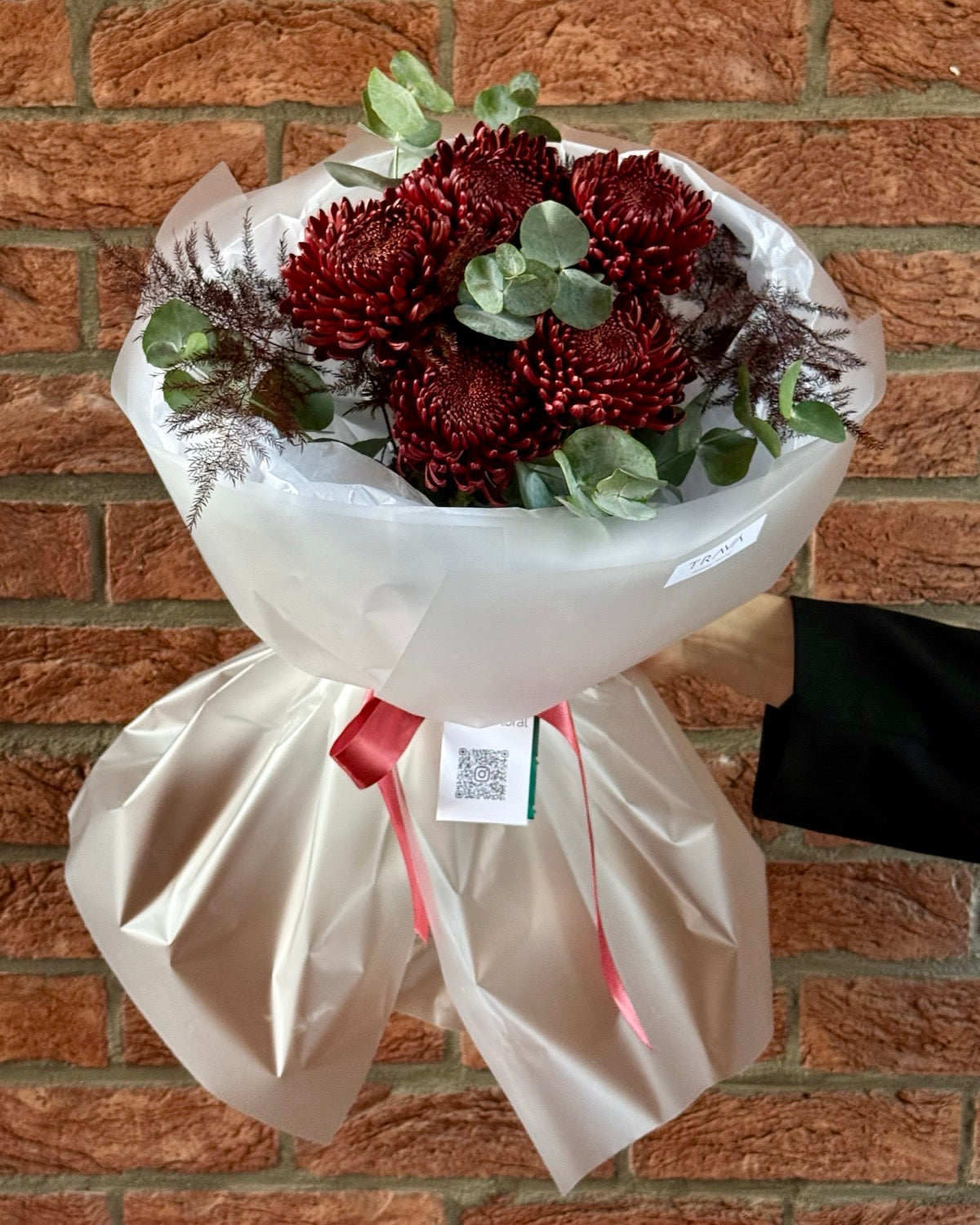 Buchet din crizanteme vișinii cu eucalipt și asparagus, buchet de toamnă realizat de TRAVA Florărie Oradea