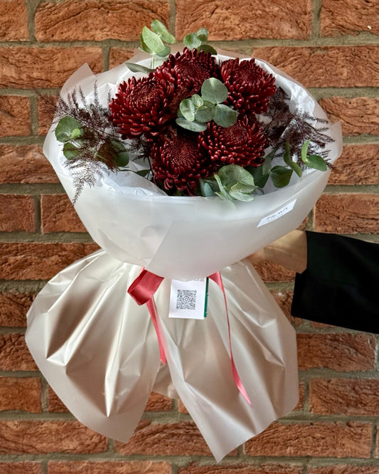 Buchet din crizanteme vișinii cu eucalipt și asparagus, buchet de toamnă realizat de TRAVA Florărie Oradea