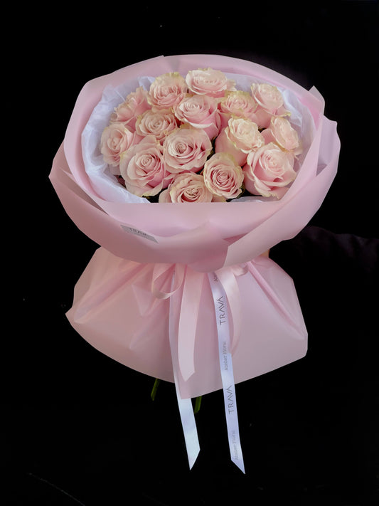 Buchet elegant de trandafiri roz – Trava Atelier Floral Oradea