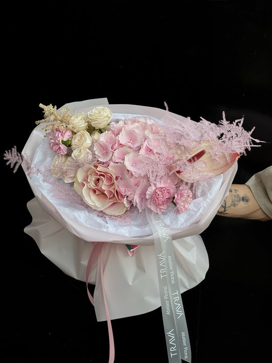 Buchet elegant cu hortensie roz, trandafiri albi și roz, garoafe, asparagus și anthurium, disponibil cu livrare flori la domiciliu Oradea de la florăria TRAVÁ.