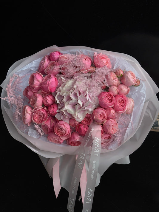 Buchet de flori roz cu trandafiri Silva Pink, hortensie și asparagus, disponibil pentru livrare flori la domiciliu Oradea de la florăria TRAVÁ – cadou perfect pentru surprize la domiciliu în Oradea.
