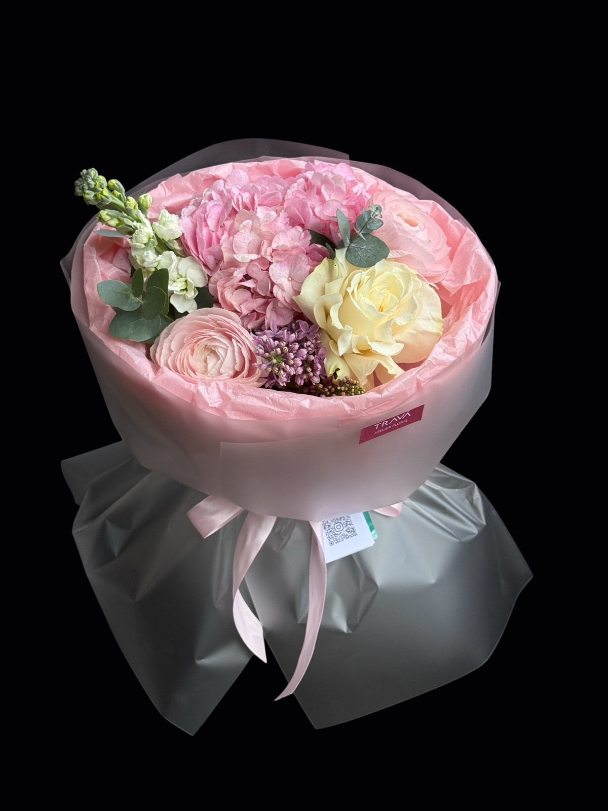 Buchet rotund cu hortensie roz trandafiri albi si ranunculus in ambalaj semitransparent roz