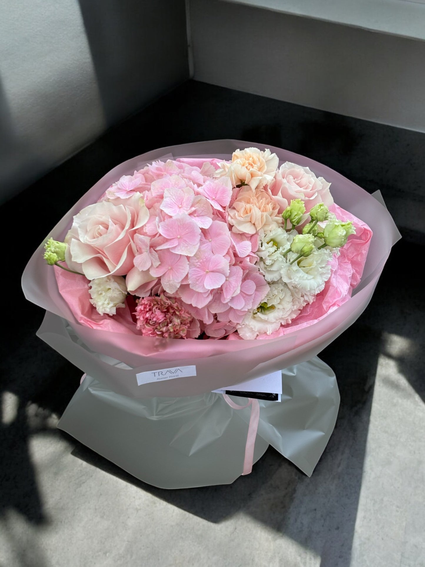 buchet cu hortensie roz trandafiri ranunculus lisianthus garoafe livrare flori Oradea florarie Trava Atelier