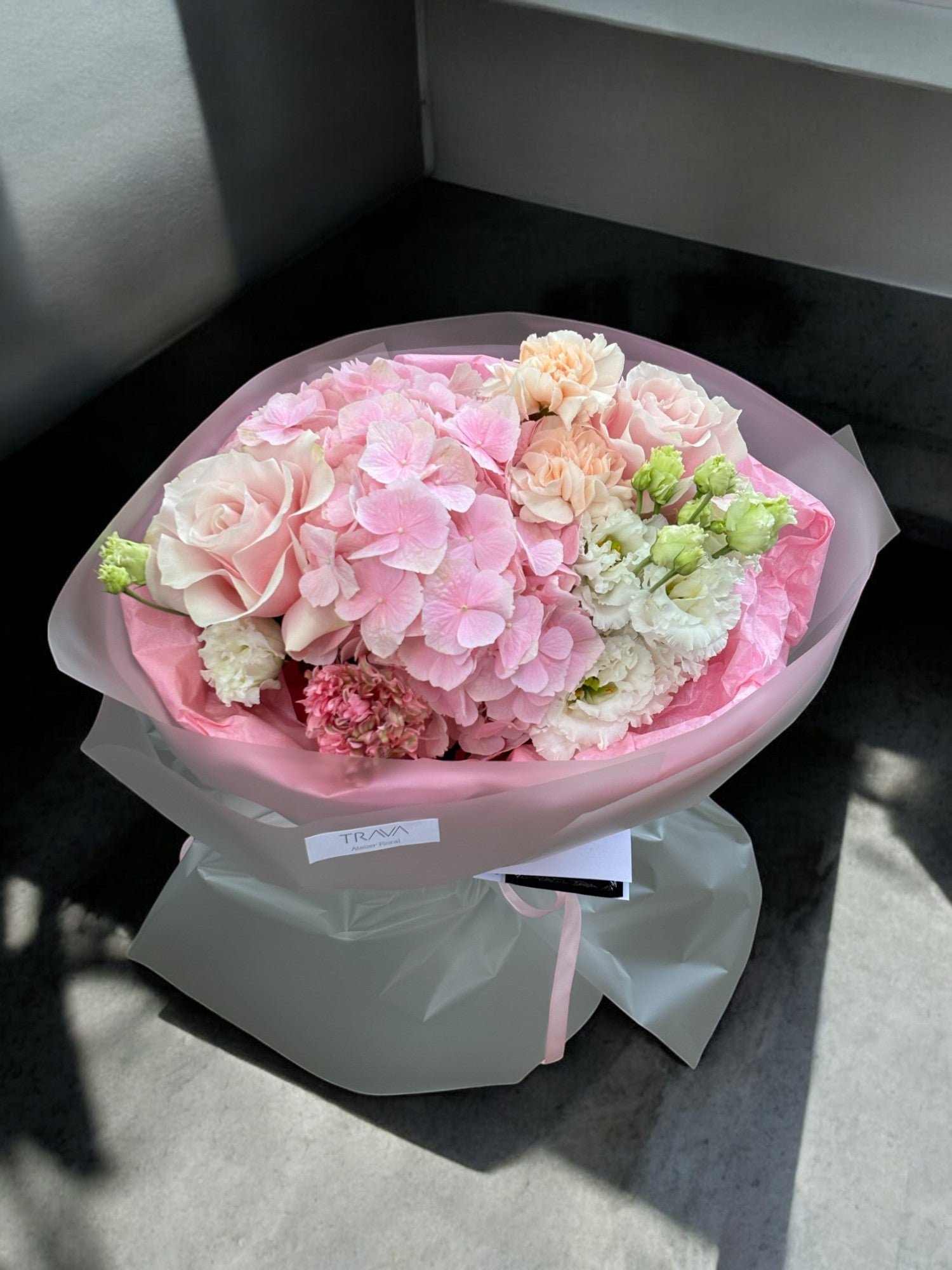 buchet cu hortensie roz trandafiri ranunculus lisianthus garoafe livrare flori Oradea florarie Trava Atelier