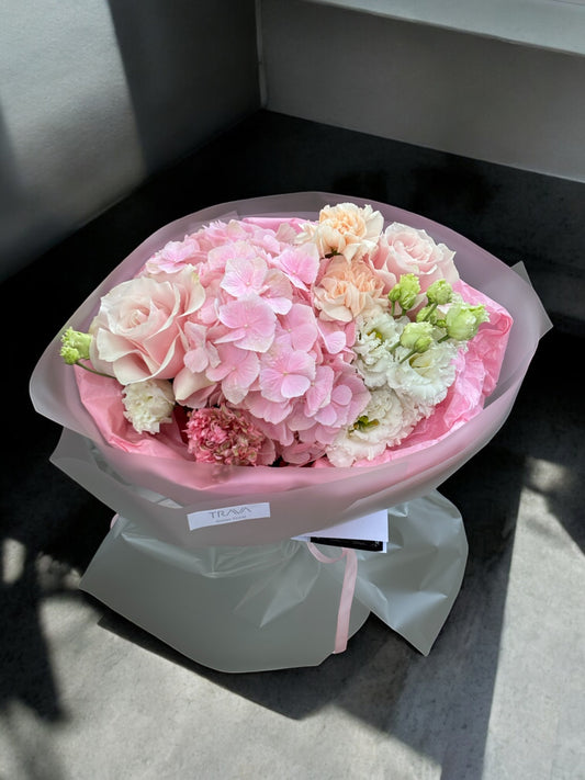 buchet cu hortensie roz trandafiri ranunculus lisianthus garoafe livrare flori Oradea florarie Trava Atelier