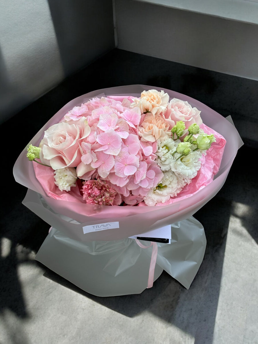buchet cu hortensie roz trandafiri ranunculus lisianthus garoafe livrare flori Oradea florarie Trava Atelier