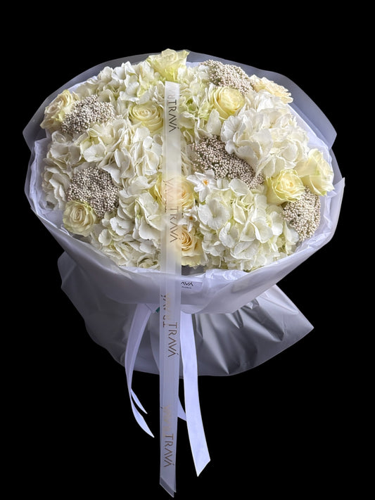 Buchet de flori albe cu hortensii si trandafiri livrat de florarie Oradea TRAVA.