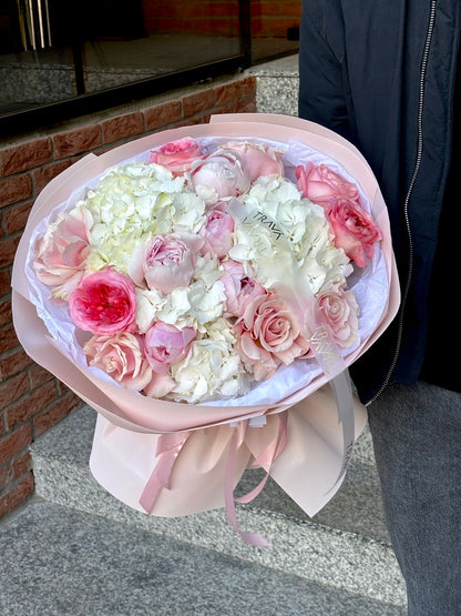 Buchet mare cu hortensii albe si trandafiri roz, realizat de florarie Oradea, ideal pentru surprize la domiciliu cu livrare flori la domiciliu in Oradea