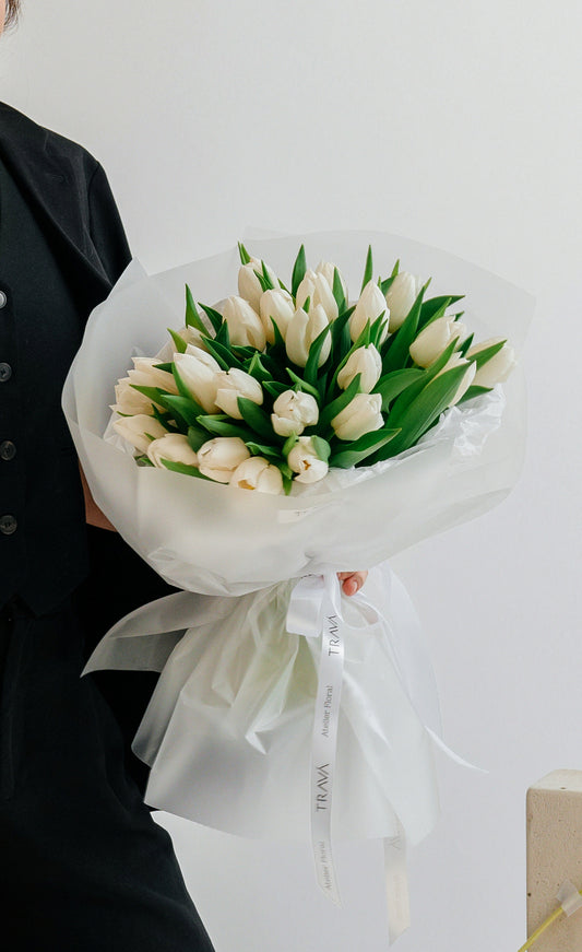 Buchet de lalele albe, cadou rafinat pentru 8 Martie – Trava Atelier Floral