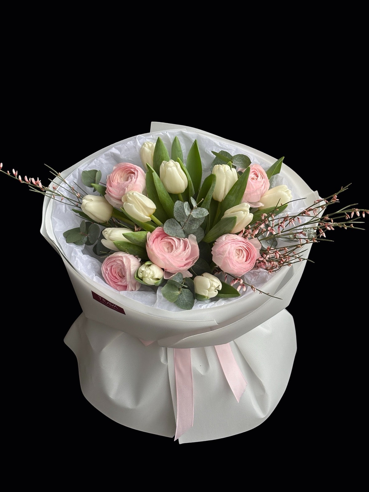Buchet cu lalele albe și ranunculus roz ambalat în hârtie albă, cu livrare la domiciliu Oradea