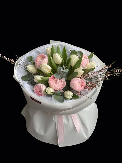 Buchet cu lalele albe și ranunculus roz ambalat în hârtie albă, cu livrare la domiciliu Oradea