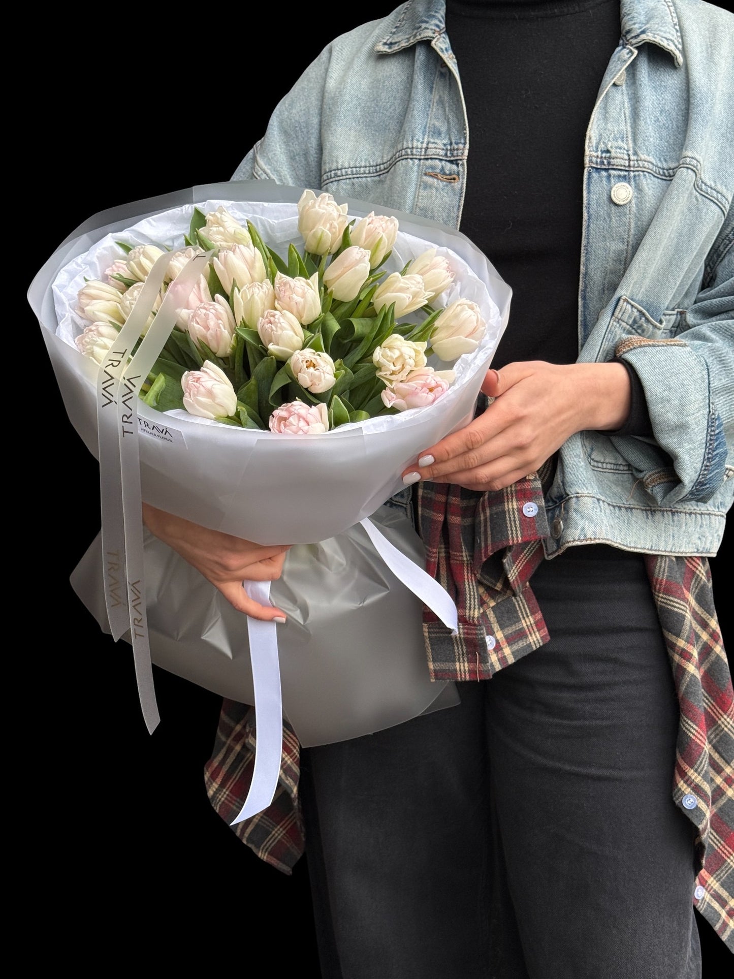 Buchet lalele Oradea tinut in mana, ideal pentru surprize la domiciliu Oradea
