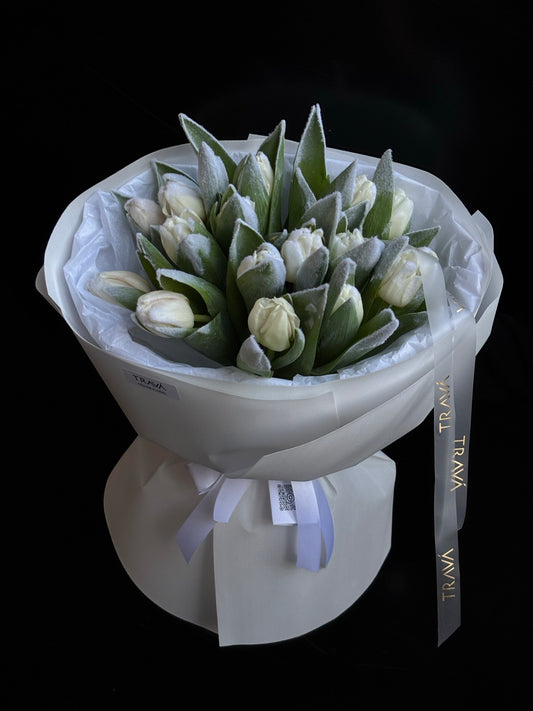 Buchet lalele inzapezite VIP Frost albe in ambalaj elegant florarie Oradea TRAVA
