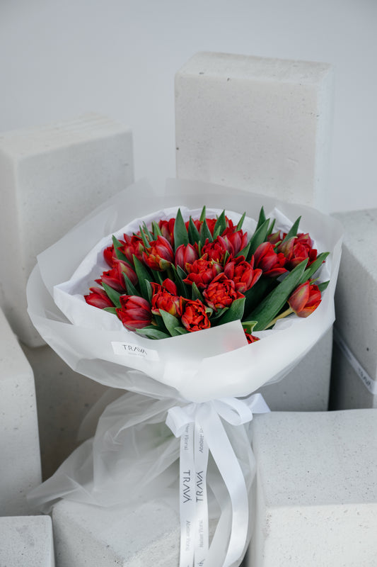 Buchet de lalele roșii, cadou elegant pentru 8 Martie – Trava Atelier Floral