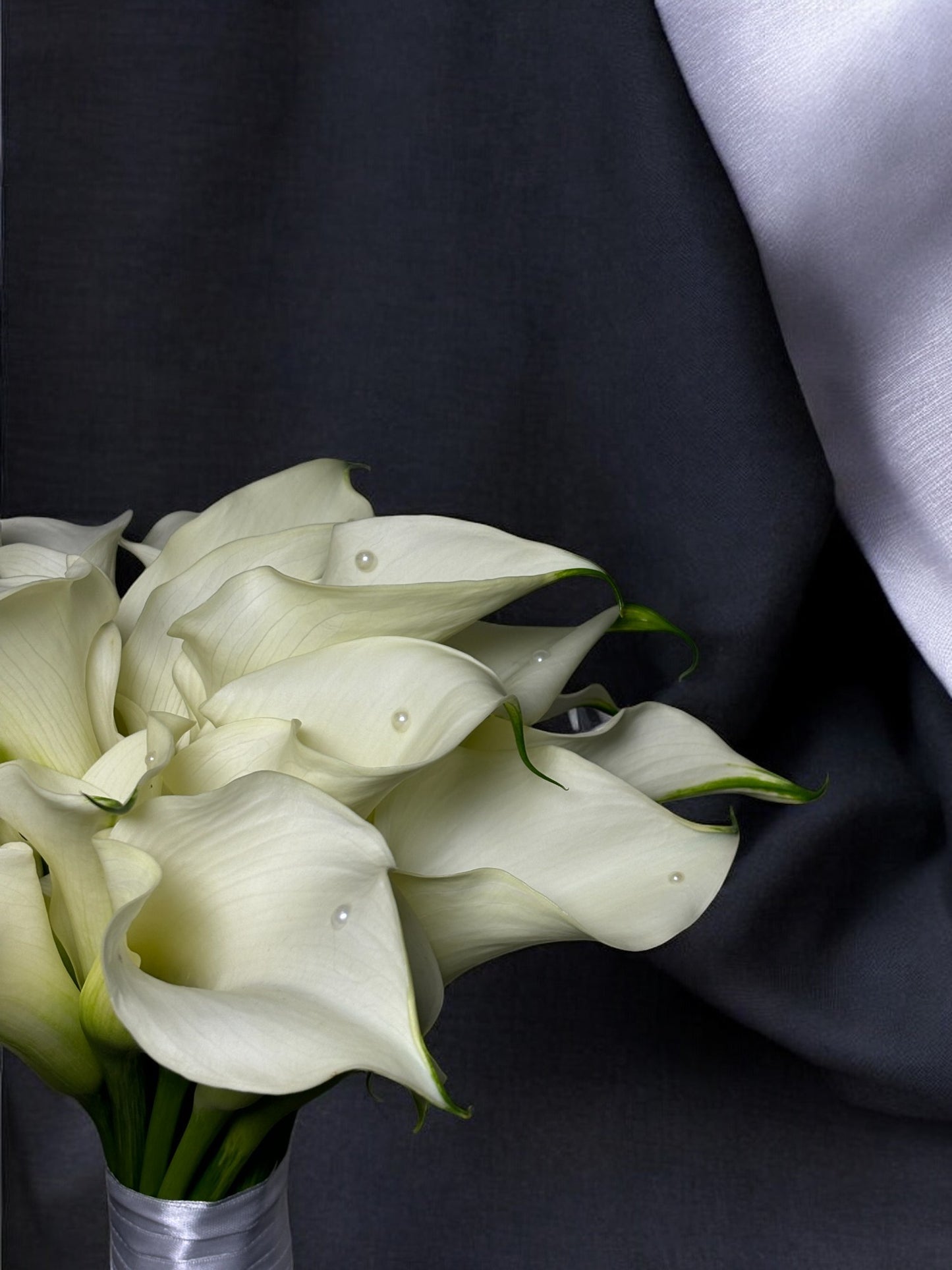 Buchet mireasă cu cale albe, minimalist și rafinat, ideal pentru evenimente speciale, disponibil la TRAVÁ Atelier Floral Oradea.