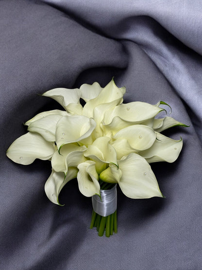 Buchet de mireasă elegant din 31 cale albe, decorat cu perle și panglică de satin alb, perfect pentru nunți în Oradea.