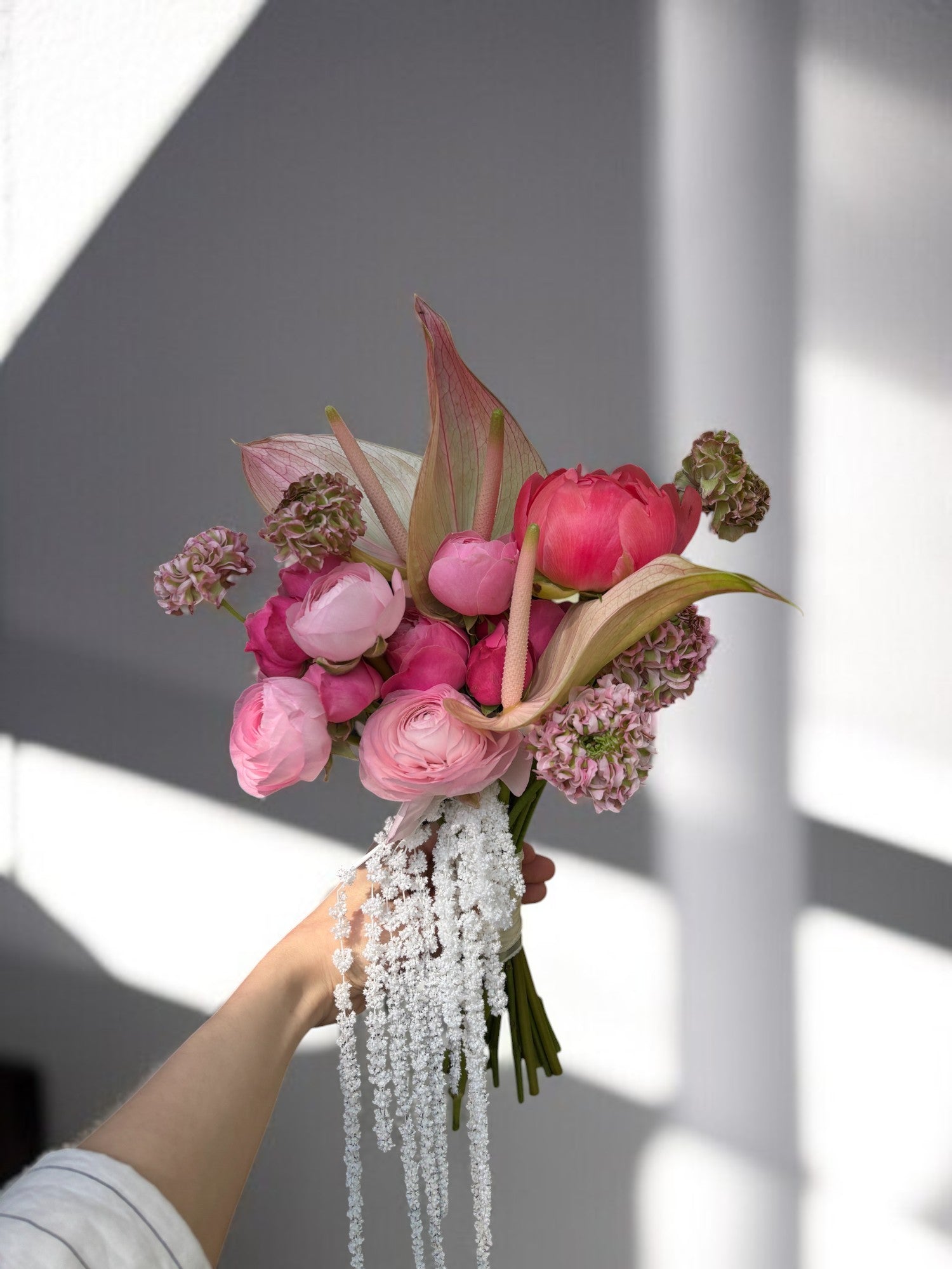 Buchet de mireasă cu ranunculus roz, trandafiri Silva Pink și anthurium – TRAVA Atelier Floral, florărie Oradea