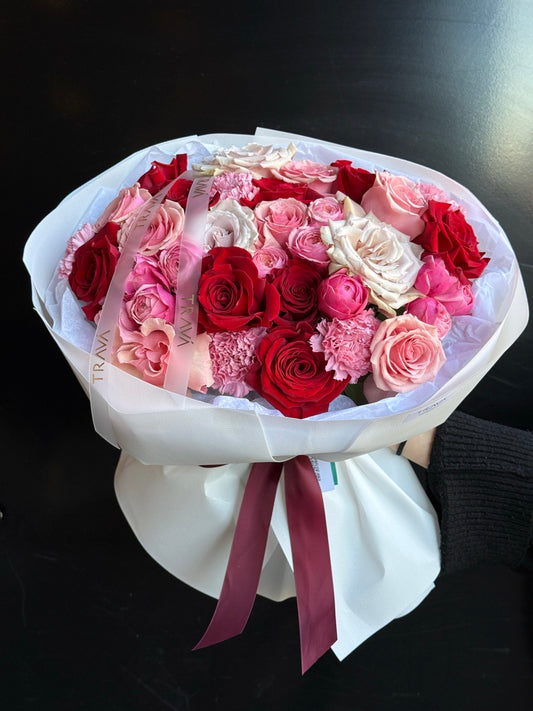 Buchet cu trandafiri roșii, roz și albi de la TRAVA Atelier – florărie Oradea, livrare flori la domiciliu și surprize.