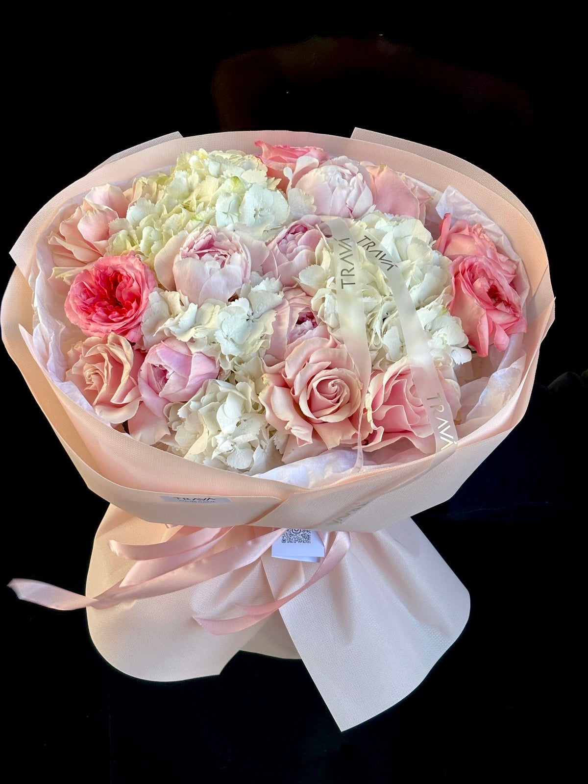 Buchet premium cu bujori si hortensii, pregatit de florarie online Oradea pentru livrare flori la domiciliu si surprize la domiciliu