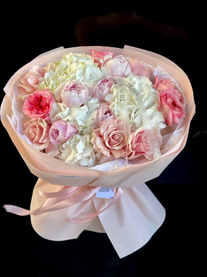 Buchet premium cu bujori si hortensii, pregatit de florarie online Oradea pentru livrare flori la domiciliu si surprize la domiciliu