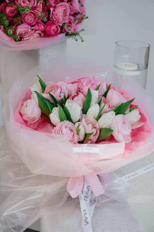 Buchet cu ranunculus și lalele, cadou rafinat pentru 8 Martie – Trava Atelier Floral