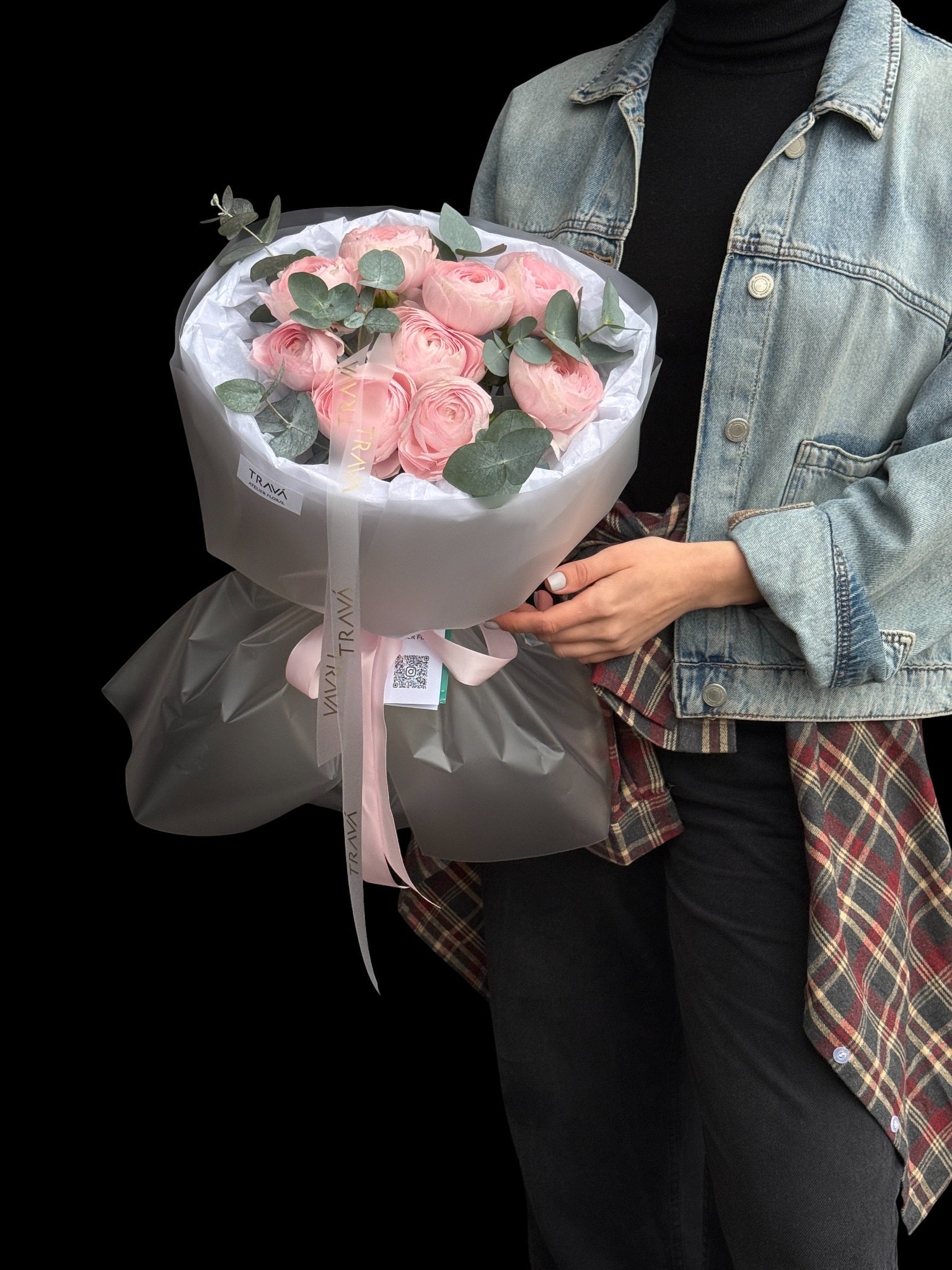 Detaliu ranunculus roz cu eucalipt din buchet flori Oradea, flori proaspete cu livrare flori Oradea