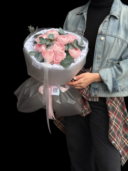 Detaliu ranunculus roz cu eucalipt din buchet flori Oradea, flori proaspete cu livrare flori Oradea