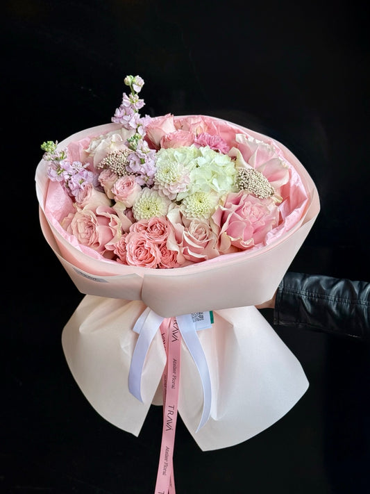 Buchet roz pastel cu hortensie albă, matthiola, trandafiri, dalii, trandafir spray roz și ozothamnus – TRAVÁ Florărie Online Oradea