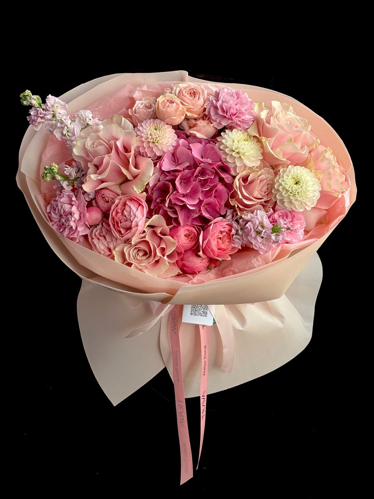Buchet roz pastel cu hortensie, trandafiri Silva Pink, dalii și garoafe, ambalat elegant – Florărie Online Oradea TRAVA