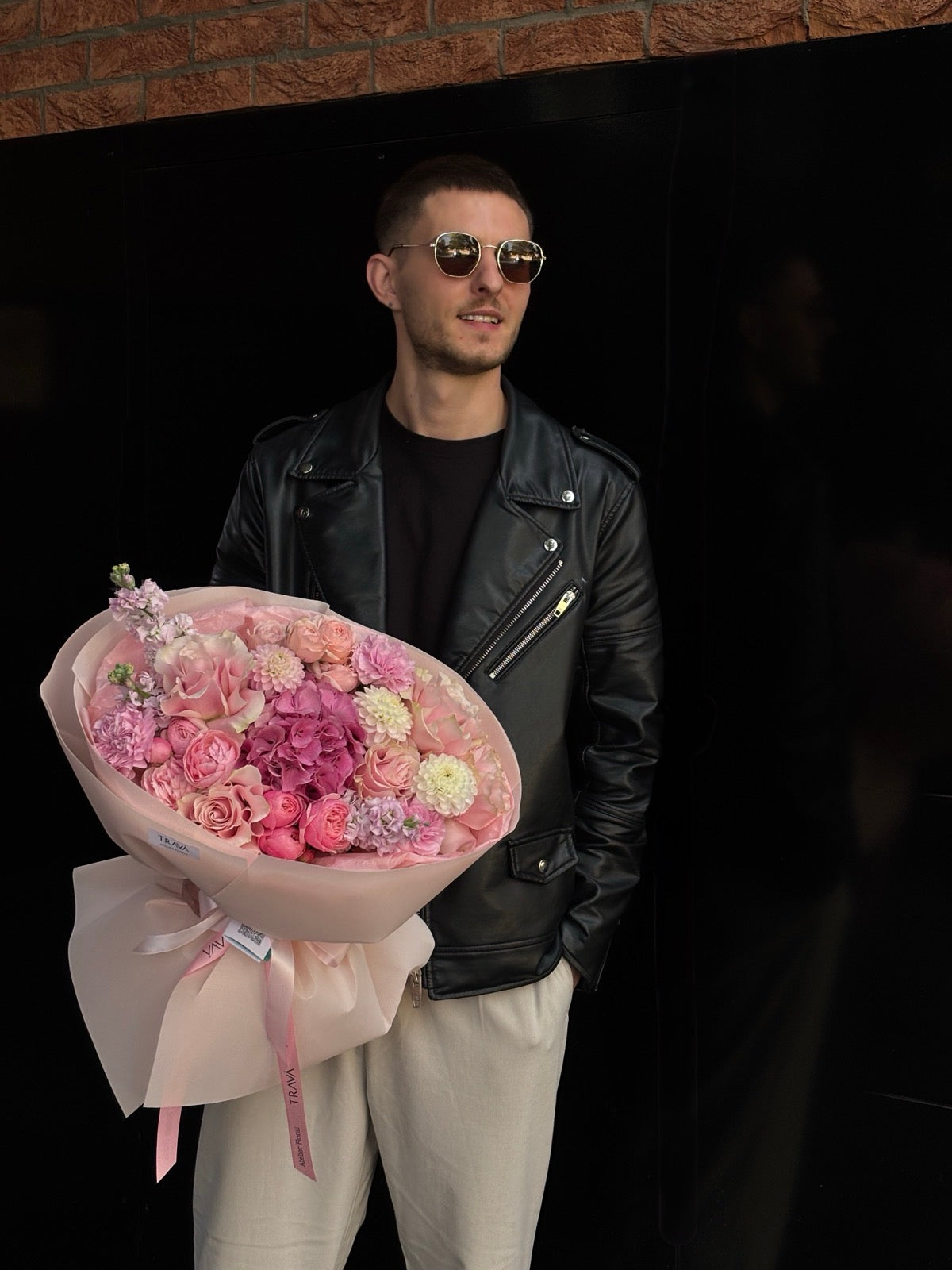 Persoană ținând un buchet roz pastel cu hortensie, trandafiri Silva Pink, dalii și garoafe – livrare flori Oradea