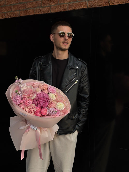 Persoană ținând un buchet roz pastel cu hortensie, trandafiri Silva Pink, dalii și garoafe – livrare flori Oradea