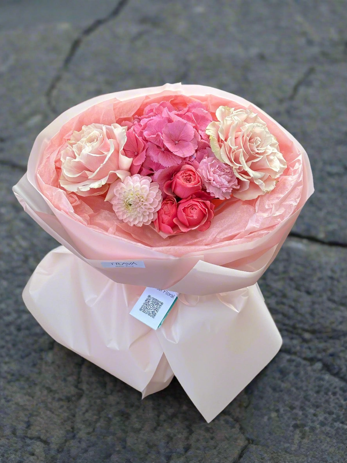 Buchet roz pastel cu trandafiri, hortensie și dalii în ambalaj roz – TRAVÁ Florărie Online Oradea, livrare flori la domiciliu