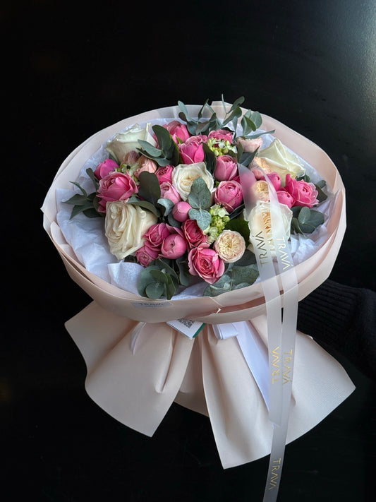 Buchet cu trandafiri Silva Pink și eucalipt de la TRAVA Atelier – florărie Oradea, livrare flori și surprize la domiciliu.