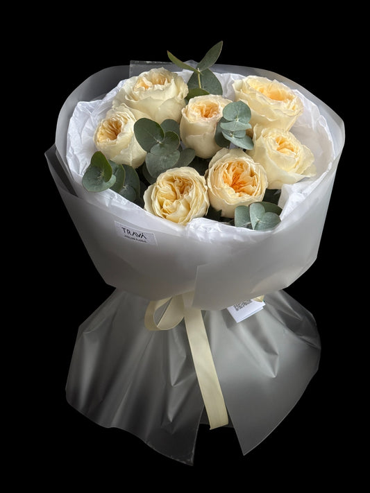 Buchet de flori Oradea cu trandafiri albi și eucalipt în ambalaj alb elegant.