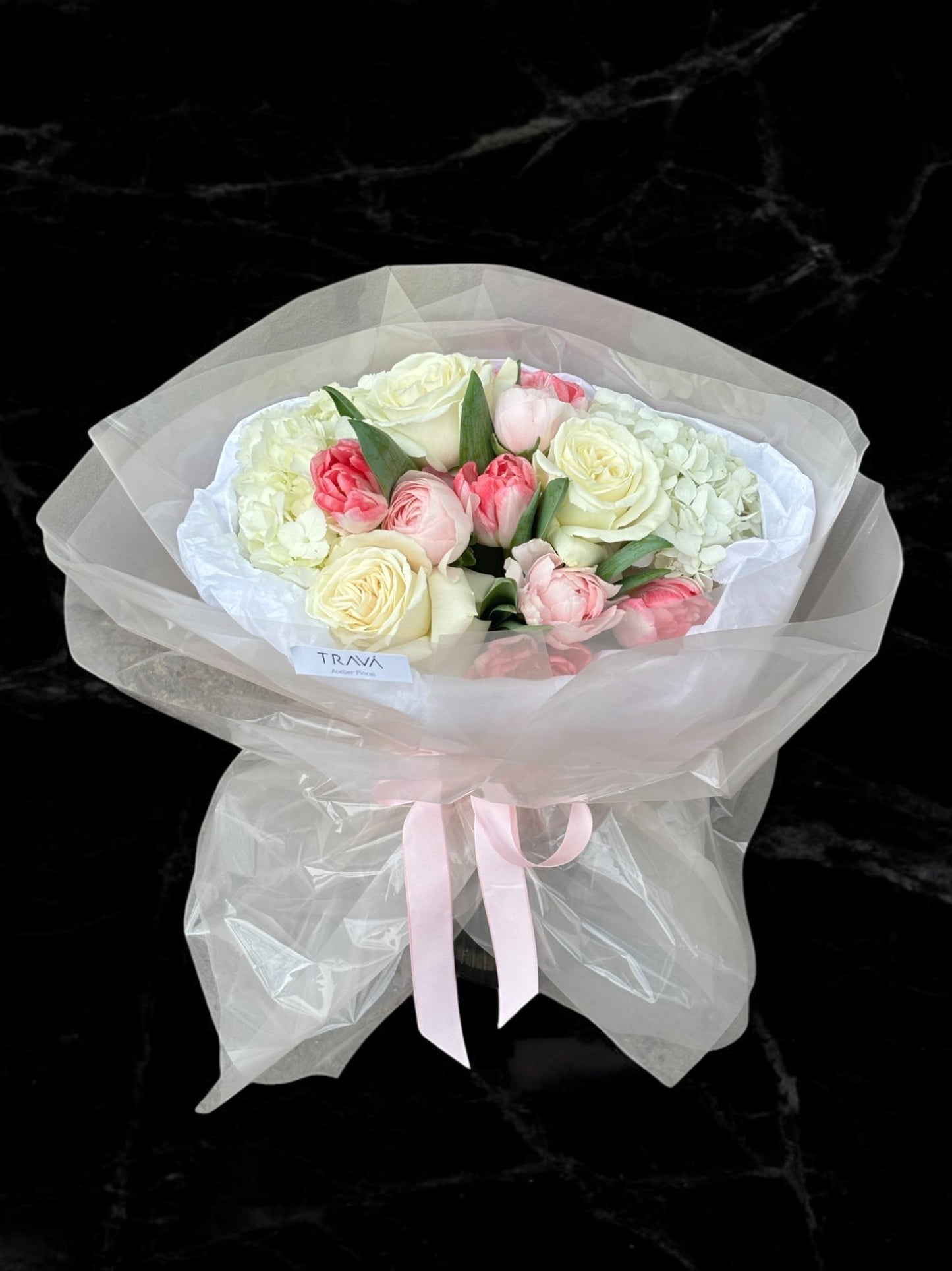 Buchet elegant cu trandafiri albi, lalele roz și hortensii albe, creat pentru a impresiona. Livrare rapidă și gratuită la domiciliu în Oradea, oferită de florăria Oradea Trava.